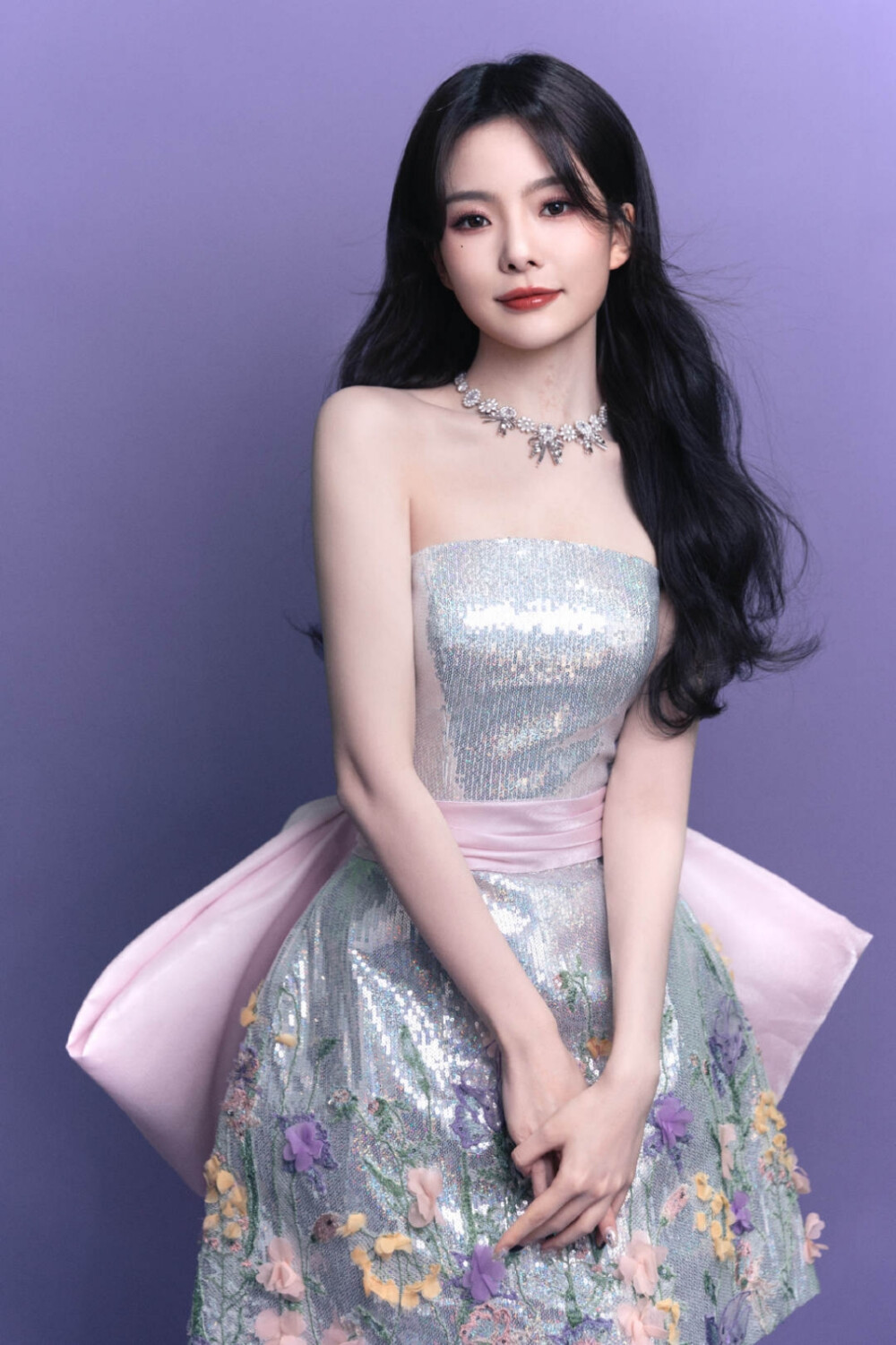 陈卓璇身着银色花朵礼服的写真